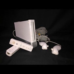 Nintendo Wii, 2 remotes, 2 nunchuks